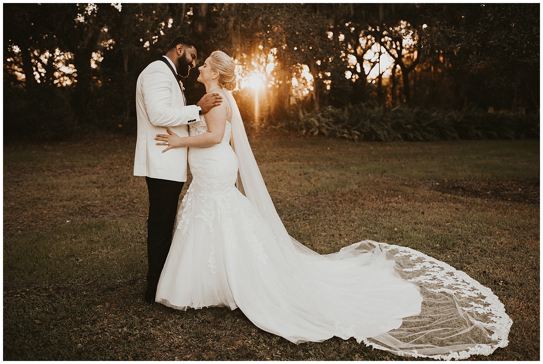 Bride and groom portraits at sunset, in Dover Florida - Photographed by Juju Photography - Destination wedding photographer